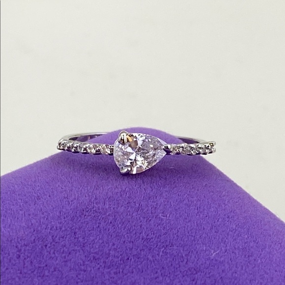 💛 Elegant 18k White Gold Plated Tear Drop-Shaped Ring - Picture 1 of 7